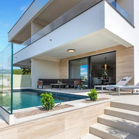 Holiday home Hills With Pool 1 *
