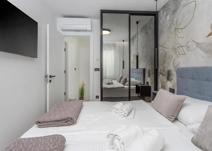 بيت للعطل Hills With Pool 1 *