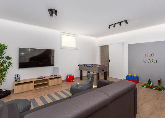 Hills With Pool 1 * بونات