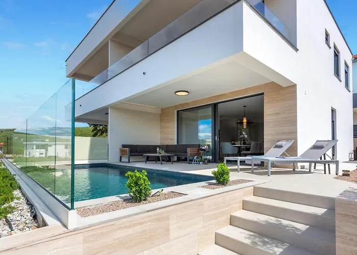 بيت للعطل Hills With Pool 1 *